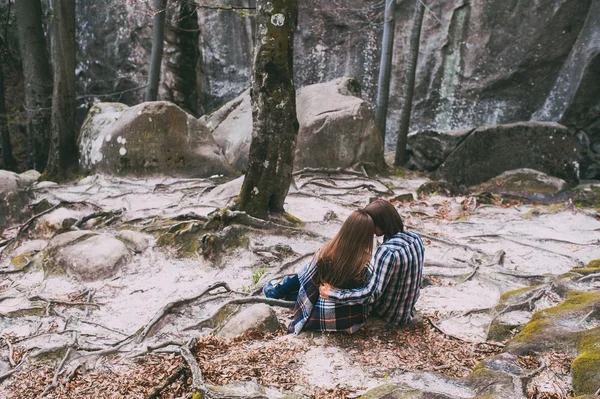 Casal apaixonado em Cárpatos Montanhas — Fotografia de Stock