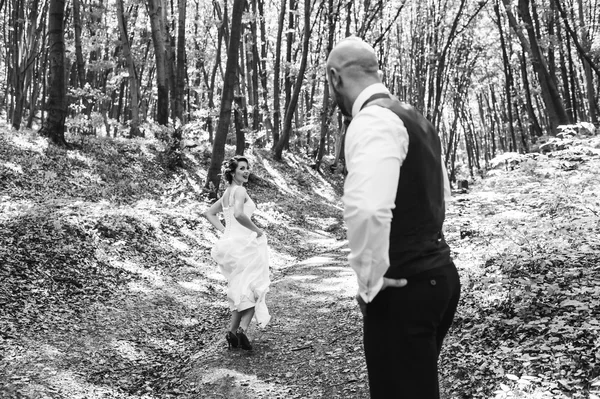 행복 한 신부, groomin 숲 — 스톡 사진
