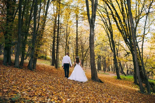 Happy bride and groom — Stock Photo, Image