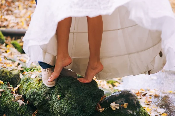 Groom and bride with bare feet — Stock Photo, Image