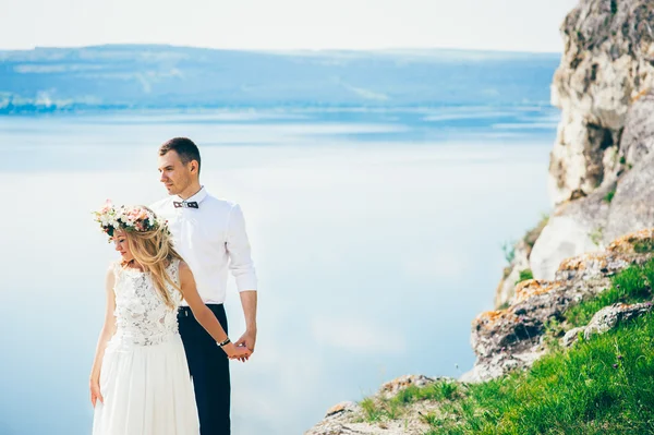 Beau couple posant sur le rocher — Photo