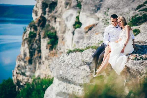 Hermosa pareja posando en la roca — Foto de Stock