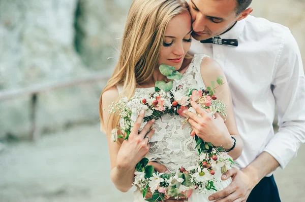 Pareja de boda cerca de rock —  Fotos de Stock