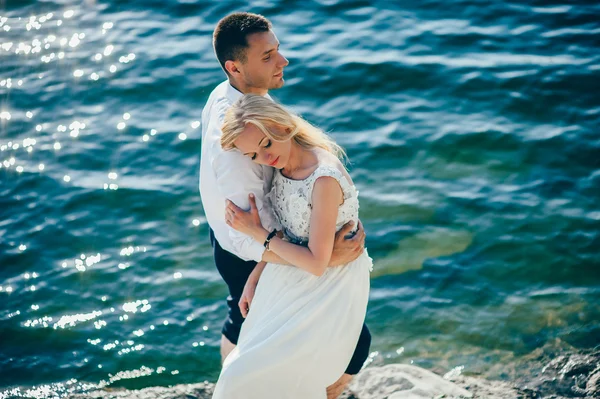 Verliebtes Paar posiert an einem tropischen Strand — Stockfoto