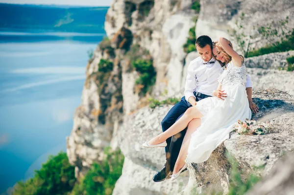 Beautiful couple posing on the rock — Stock Photo, Image