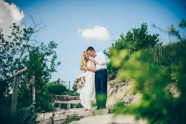 결혼식 한 쌍 바위 근처 — 스톡 사진
