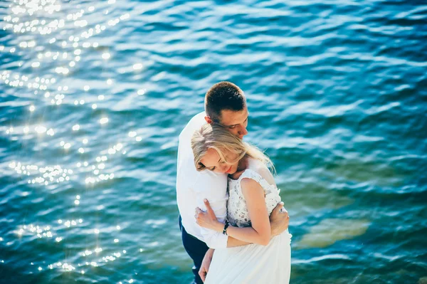 Couple amoureux posant sur une plage tropicale — Photo