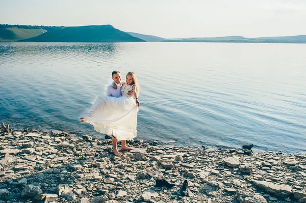 Couple amoureux posant sur une plage tropicale — Photo