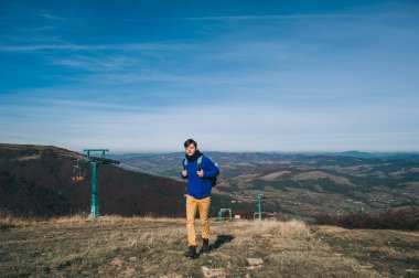 Kayanın üzerinde duran yakışıklı genç