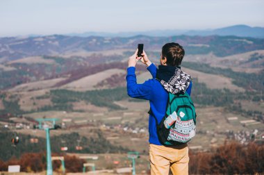 Genç hipster alarak fotoğraf Mountain