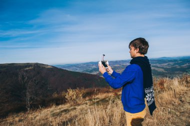 adam elinde bir dron hava fotoğrafçılığı için