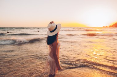 kadın güzel sahil yürür