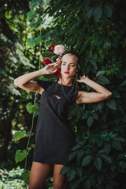 koyu elbiseli genç sarışın kız