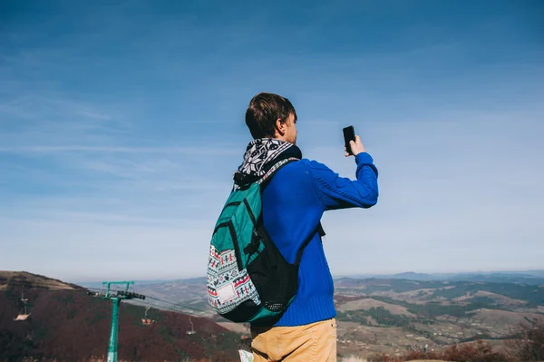 Junge Hipster fotografieren am Berg — Stockfoto