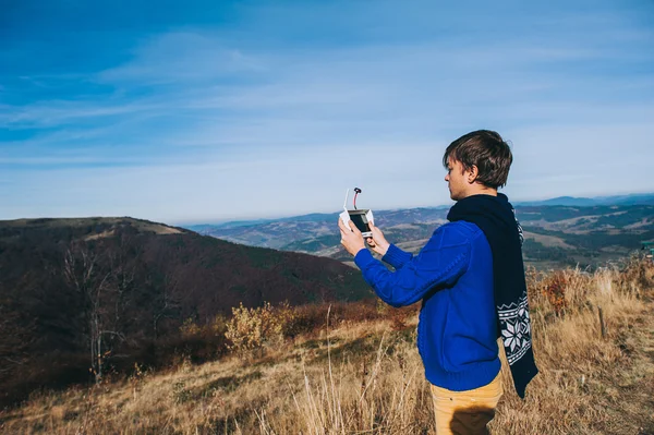 Hombre sosteniendo un dron para fotografía aérea — Foto de Stock