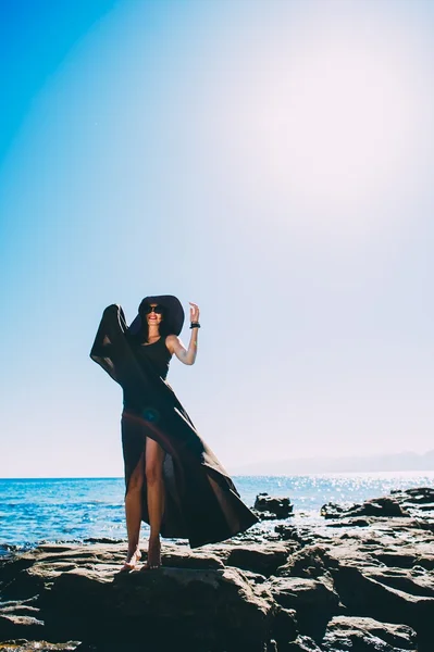 Hermosa chica en negro vestido largo —  Fotos de Stock