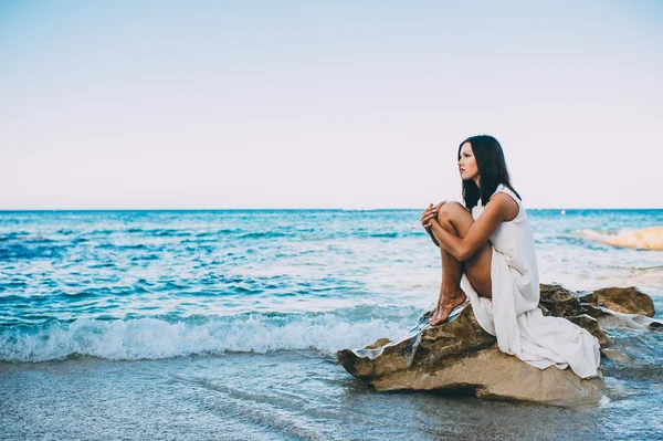Hermosa chica relaja cerca del mar —  Fotos de Stock