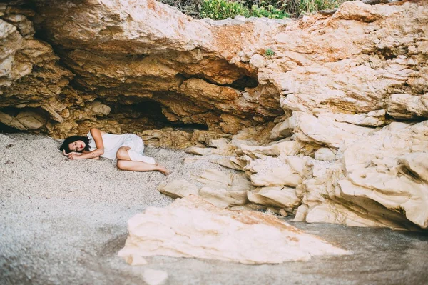 Menina bonita no desfiladeiro de pedra na Grécia — Fotografia de Stock