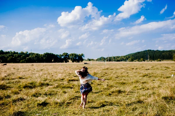 Młoda dziewczyna pozuje z na tle nieba — Zdjęcie stockowe