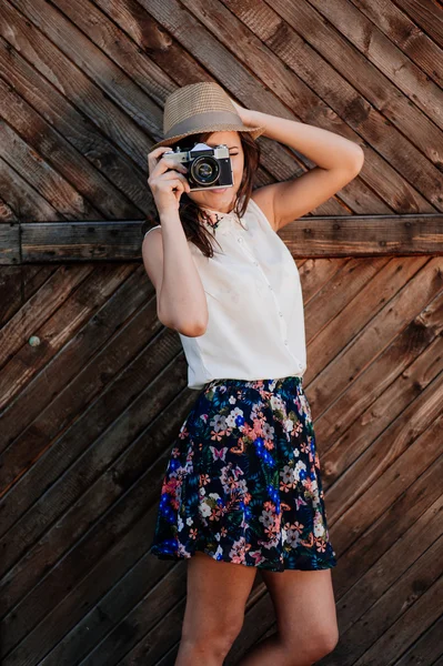 Ung flicka poserar med retro kamera — Stockfoto
