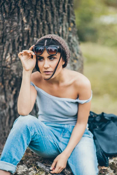 Menina sentada na grande pedra — Fotografia de Stock