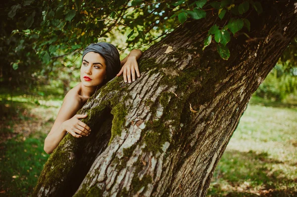 Girl posing near a tree — Stock Photo, Image