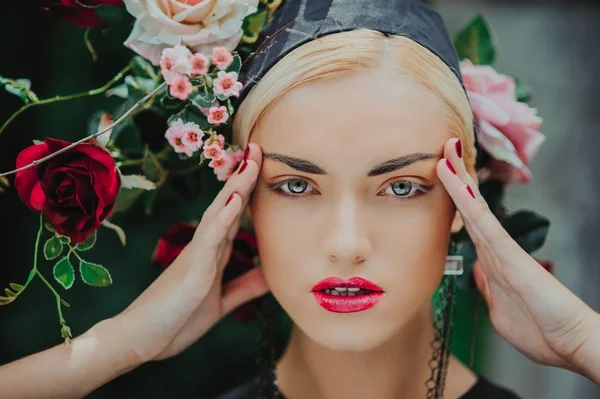 Blond girl with red roses — Stock Photo, Image