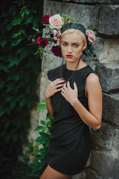 Fille blonde avec des roses rouges — Photo