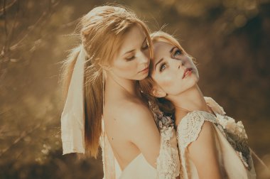 İki ikiz sarışın kız bahçede