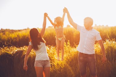 Dışarıda mutlu bir aile