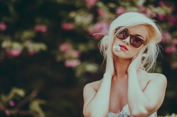 Menina loira bonita no jardim — Fotografia de Stock