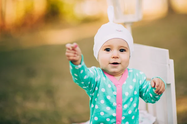 Piccola bella neonata nel parco — Foto Stock