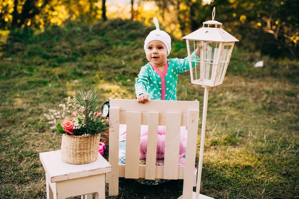 Kleine mooie baby meisje in park — Stockfoto