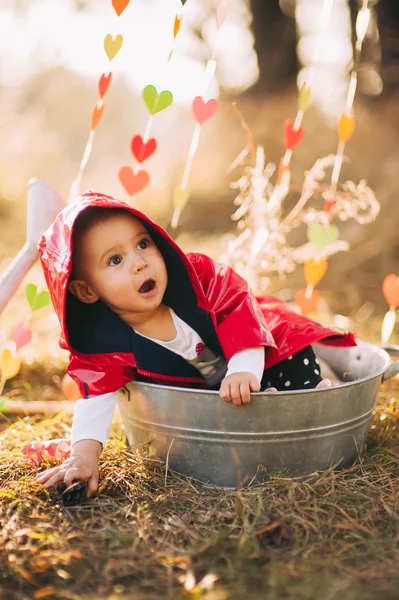 Trochę piękna dziewczyna niemowlę w parku — Zdjęcie stockowe