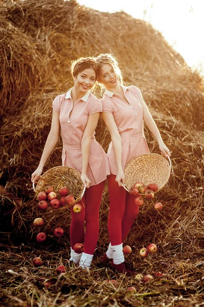 Dos hermosas hermanas gemelas —  Fotos de Stock