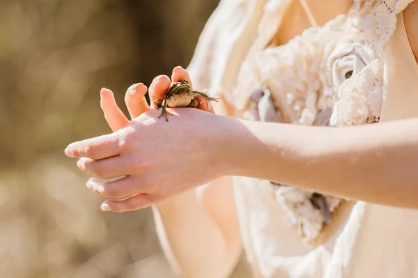 Woman holding grön groda i händer — Stockfoto