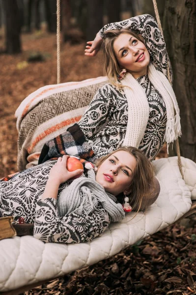 Дві блондинки-близнючки в лісі — стокове фото