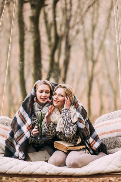 Två blonda tvillingsystrar i skogen — Stockfoto