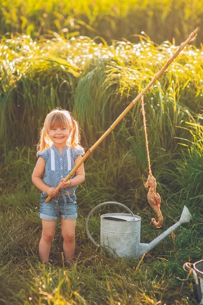 Piccola ragazza pesca sul lago — Foto Stock