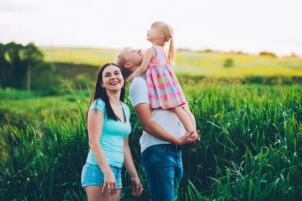 Famille heureuse en plein air — Photo