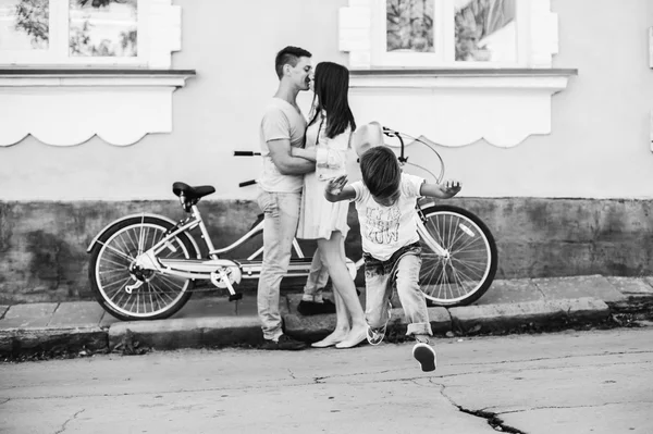 Famille s'amuser sur double vélo — Photo