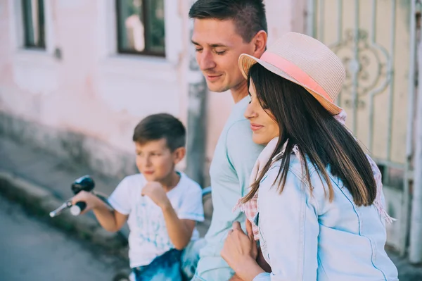 Famiglia divertendosi in doppia bici — Foto Stock