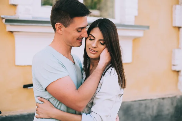 Pareja joven feliz en la ciudad — Foto de Stock