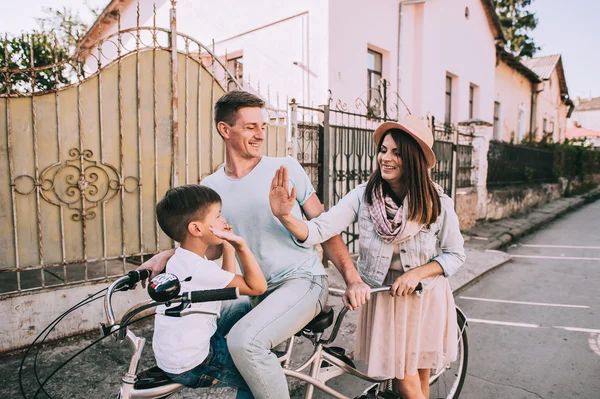 Família se divertindo na bicicleta dupla — Fotografia de Stock