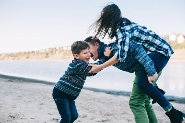 Jeune famille posant près du lac — Photo