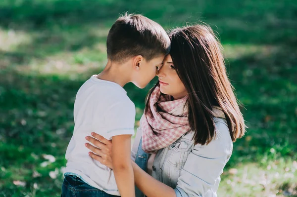 mutlu anne oğlu ile oynamak
