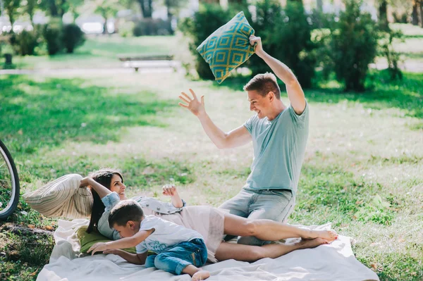 Ung familj poserar vid sjön — Stockfoto