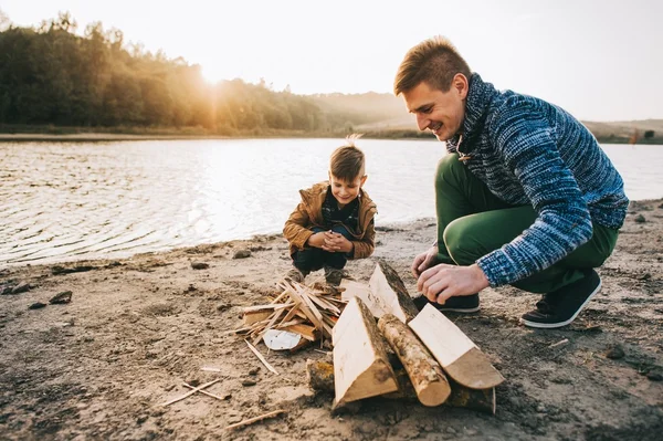 Pai e filho queimando fogo — Fotografia de Stock