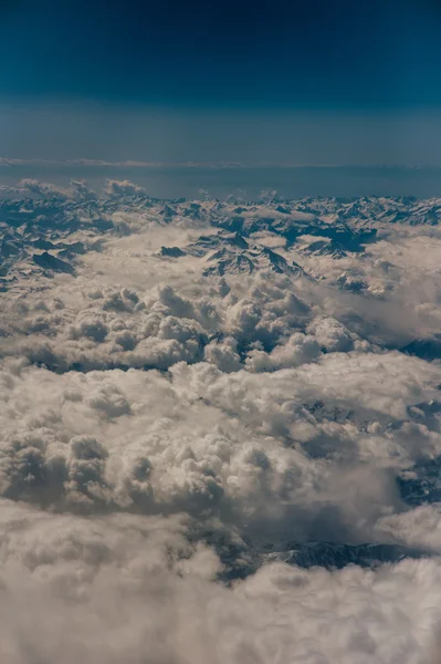 Nuvens e céu através da janela — Fotografia de Stock