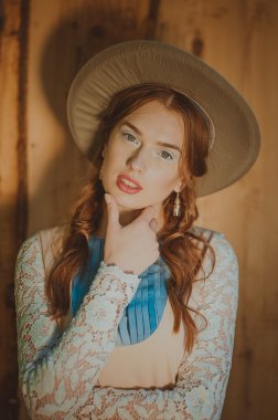 Parlak makyaj ile şirin kız  